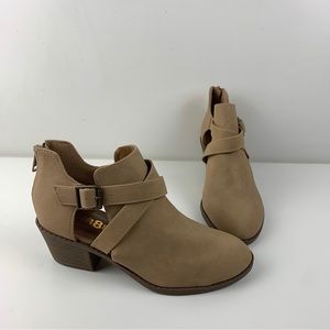 Unr8ed SCRIPT Faux Leather Beige Round Toe Back Zip Up Booties Girls Size 2M